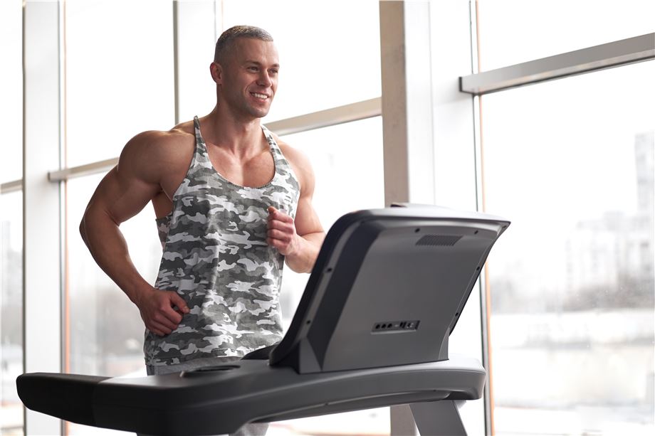 kulturysta na bieżni 