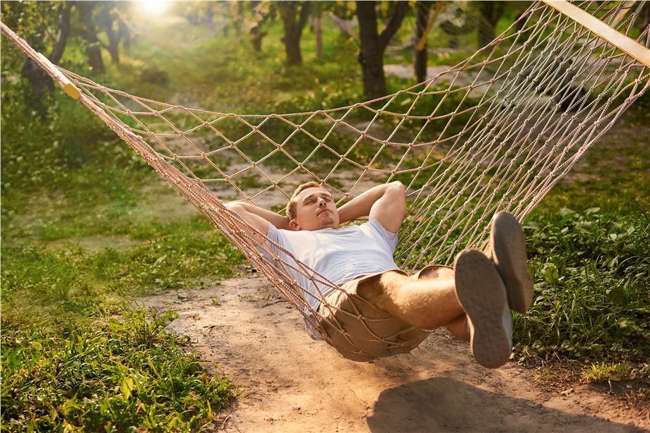 mężczyzna, odpoczynek w ogrodzie 