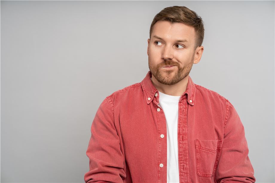 zastanawiający się mężczyzna 