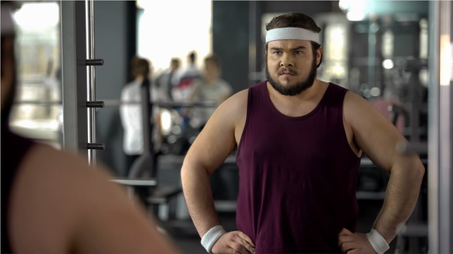 otyły mężczyzna - trening siłowy 