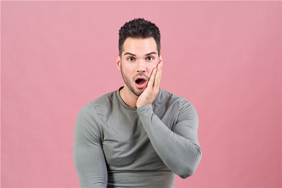 zaskoczony mężczyzna 