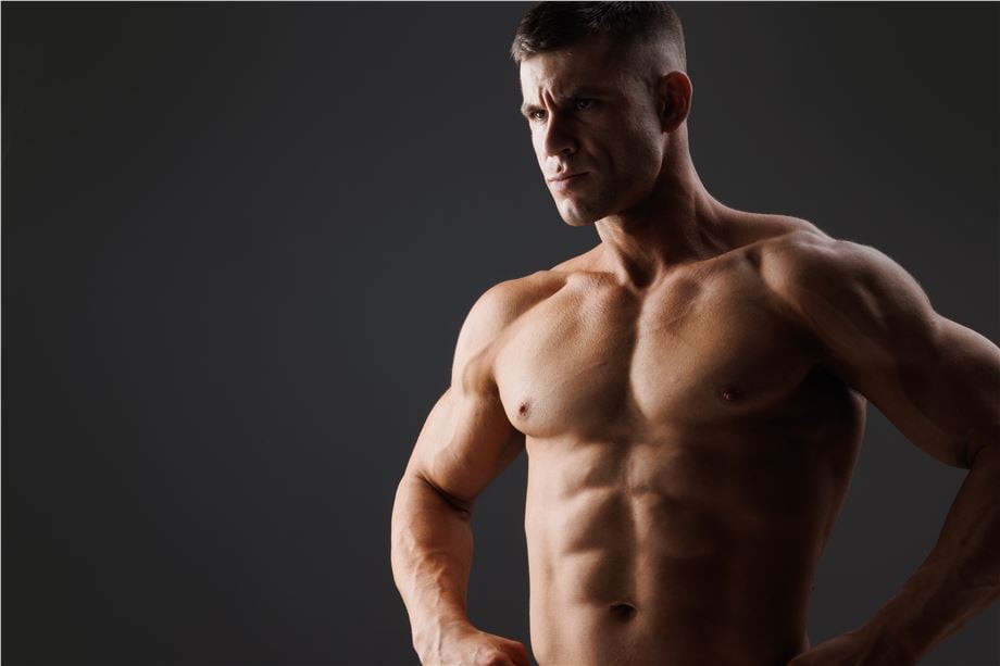 zły, umięśniony, wysportowany mężczyzna 