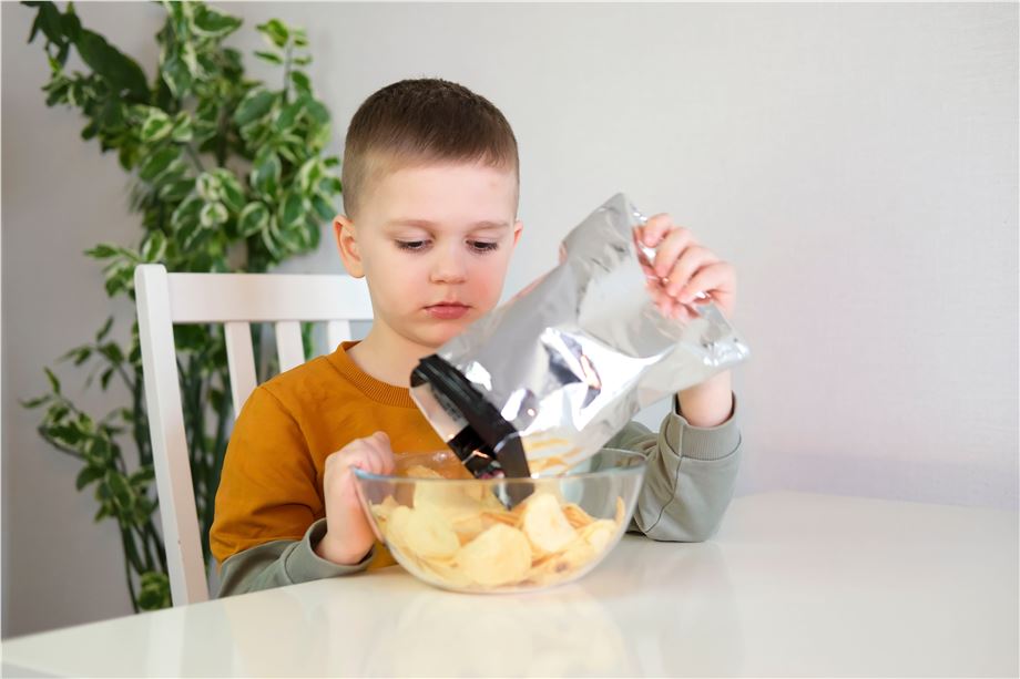 chłopiec z chipsami 