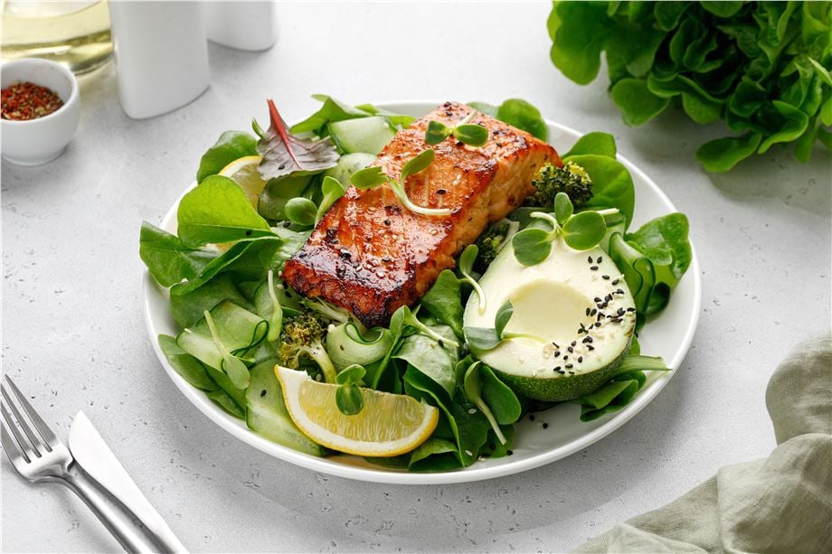 łosoś, awokado na talerzu 